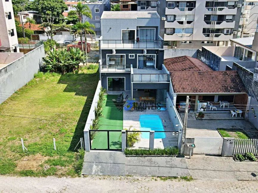 Foto 2 de Sobrado com 5 quartos à venda, 243m2 em Matinhos - PR