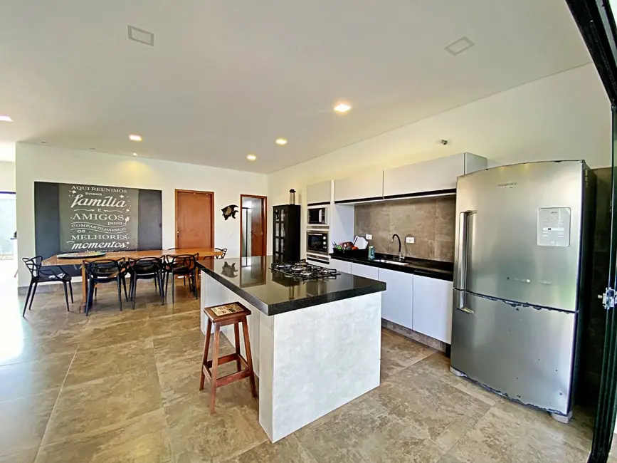 Foto 4 de Sobrado com 5 quartos à venda, 243m2 em Matinhos - PR