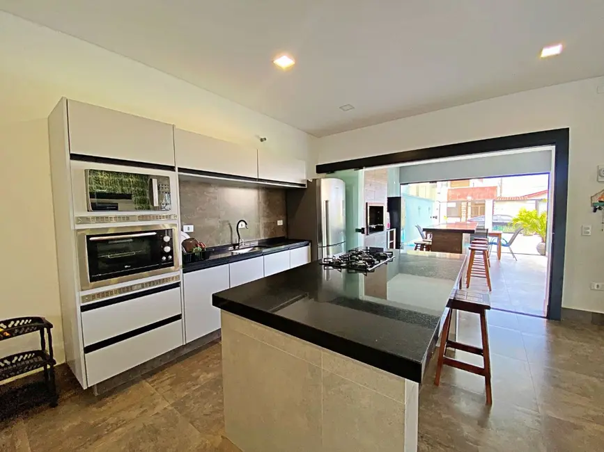 Foto 5 de Sobrado com 5 quartos à venda, 243m2 em Matinhos - PR