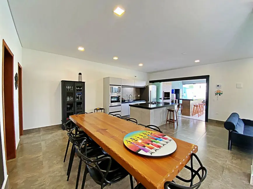 Foto 8 de Sobrado com 5 quartos à venda, 243m2 em Matinhos - PR