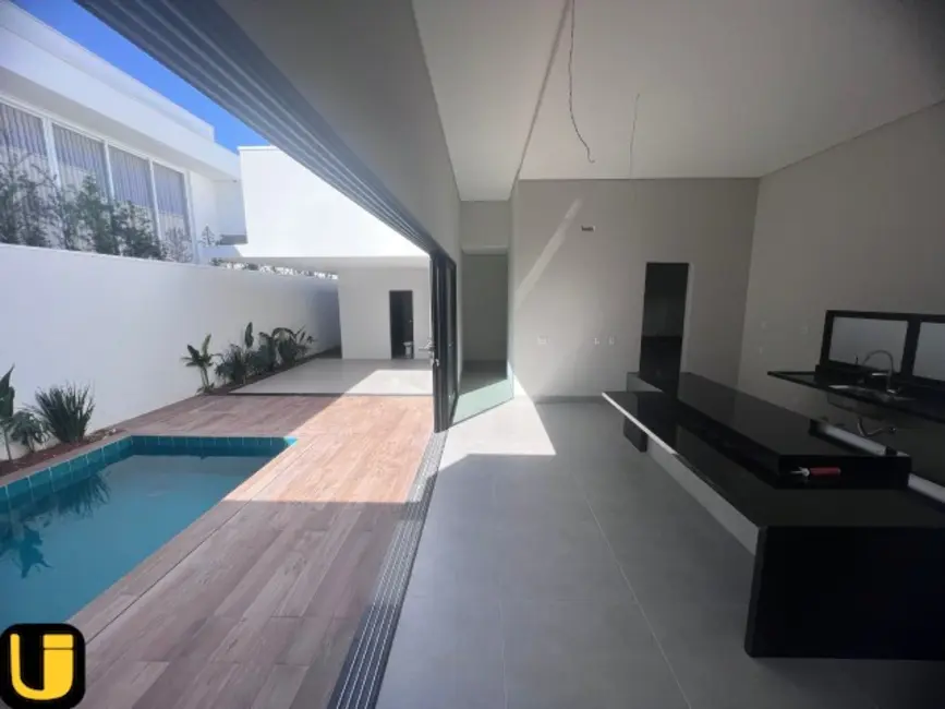 Foto 3 de Casa de Condomínio com 3 quartos à venda, 360m2 em Laranjeiras, Uberlandia - MG
