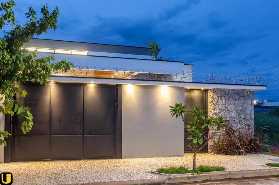 Foto 1 de Casa com 3 quartos à venda, 300m2 em Alto Umuarama, Uberlandia - MG