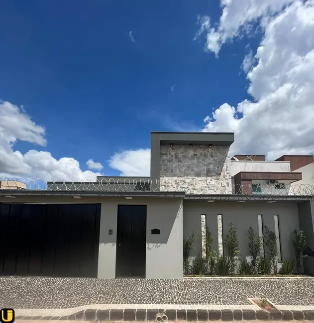 Foto 1 de Casa com 3 quartos à venda, 166m2 em Novo Mundo, Uberlandia - MG