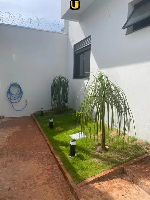 Foto 2 de Casa com 3 quartos à venda, 250m2 em Uberlandia - MG