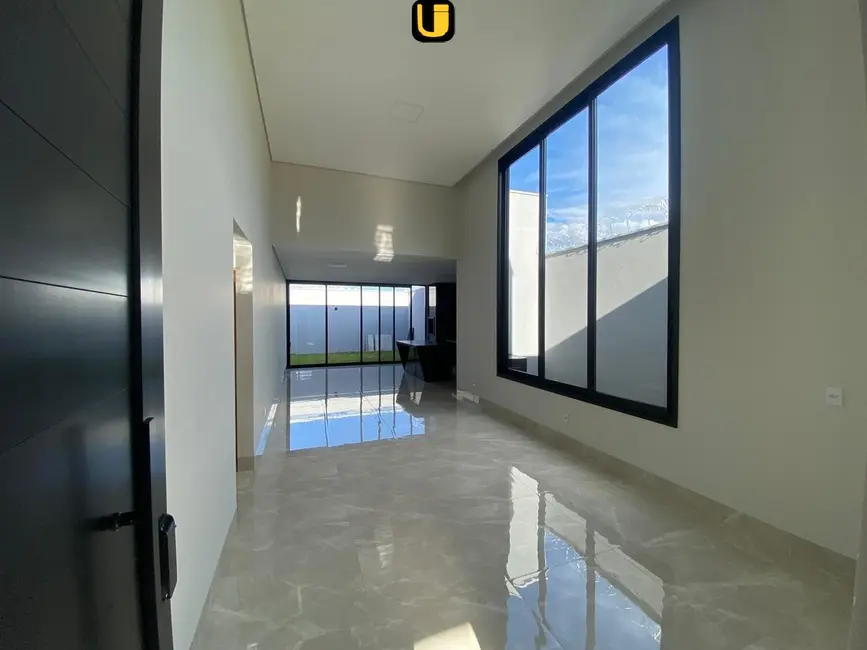 Foto 2 de Casa com 3 quartos à venda, 250m2 em Uberlandia - MG