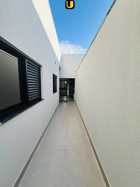 Casa com 3 quartos à venda, 150m2 em Novo Mundo, Uberlandia - MG - imagem 2 Foto 2 de Casa com 3 quartos à venda, 150m2 em Novo Mundo, Uberlandia - MG