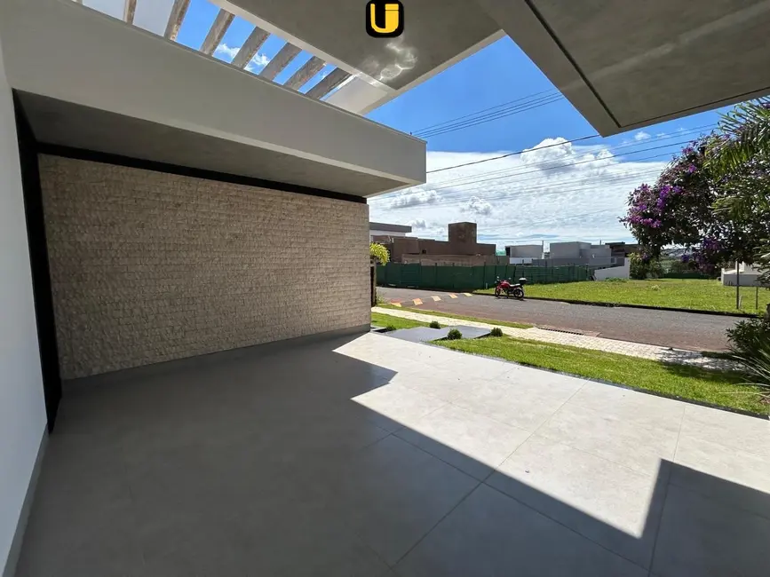Foto 2 de Casa de Condomínio com 4 quartos à venda, 300m2 em Laranjeiras, Uberlandia - MG
