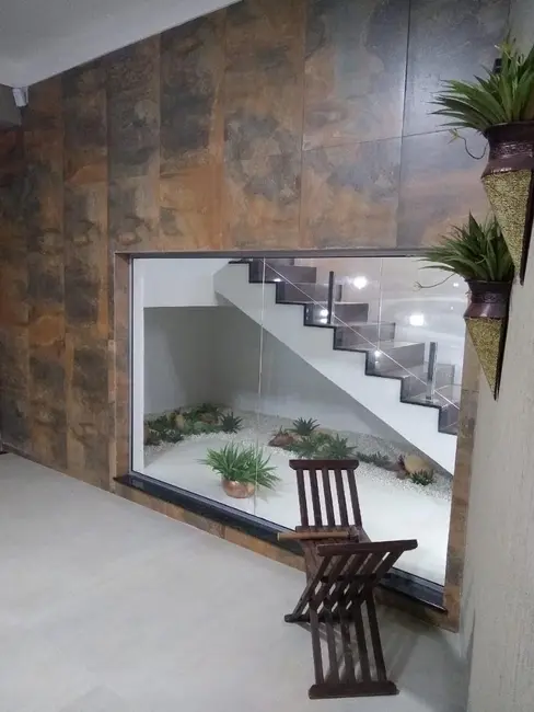 Foto 2 de Sobrado com 3 quartos à venda, 360m2 em Jardim do Lago, Uberaba - MG