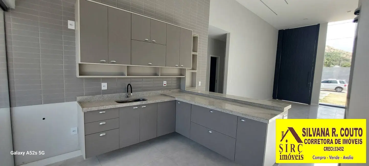 Casa de Condomínio com 4 quartos à venda, 360m2 em Cajueiros (Itaipuaçu), Marica - RJ - imagem 3 Foto 3 de Casa de Condomínio com 4 quartos à venda, 360m2 em Cajueiros (Itaipuaçu), Marica - RJ