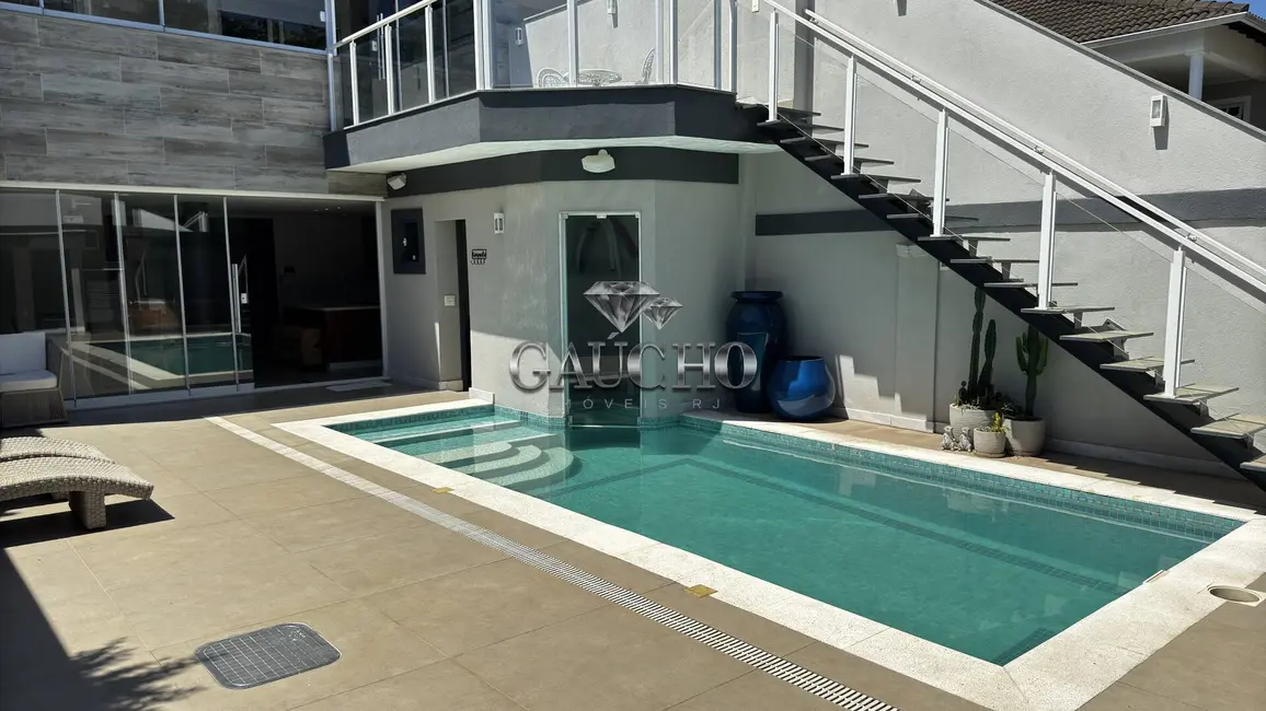 Casa com 6 quartos à venda, 296m2 em Barra da Tijuca, Rio De Janeiro - RJ - imagem 2 Foto 2 de Casa com 6 quartos à venda, 296m2 em Barra da Tijuca, Rio De Janeiro - RJ
