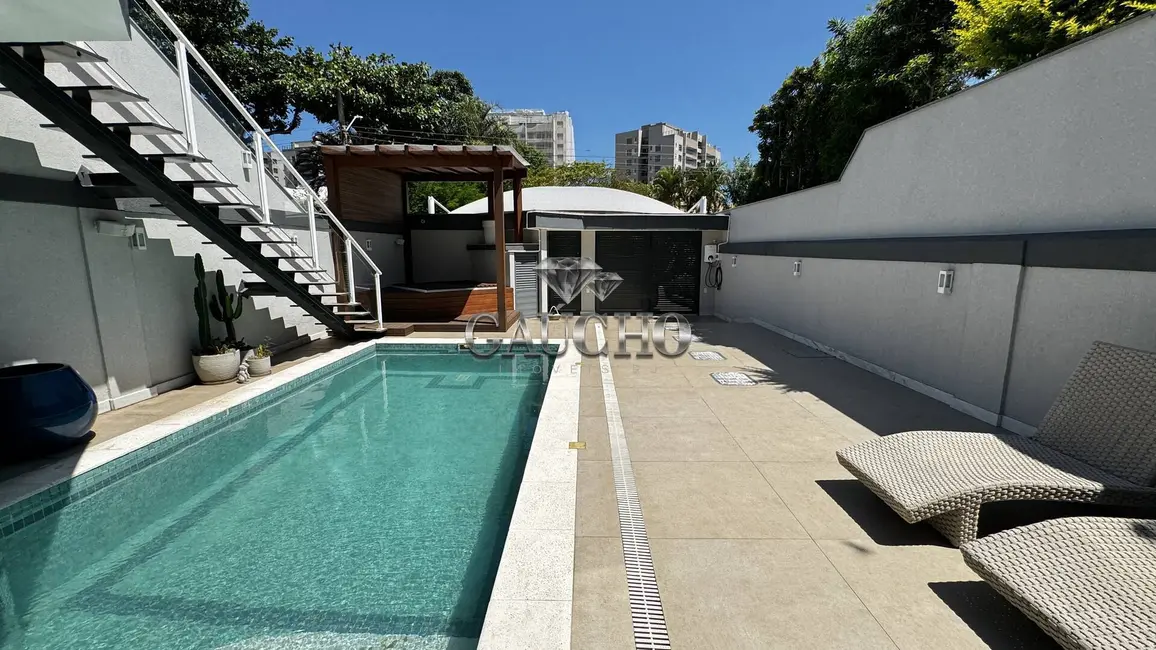 Casa com 6 quartos à venda, 296m2 em Barra da Tijuca, Rio De Janeiro - RJ - imagem 4 Foto 4 de Casa com 6 quartos à venda, 296m2 em Barra da Tijuca, Rio De Janeiro - RJ