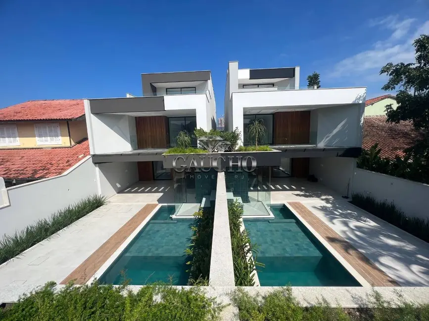 Casa com 4 quartos à venda, 319m2 em Barra da Tijuca, Rio De Janeiro - RJ - imagem 1 Foto 1 de Casa com 4 quartos à venda, 319m2 em Barra da Tijuca, Rio De Janeiro - RJ