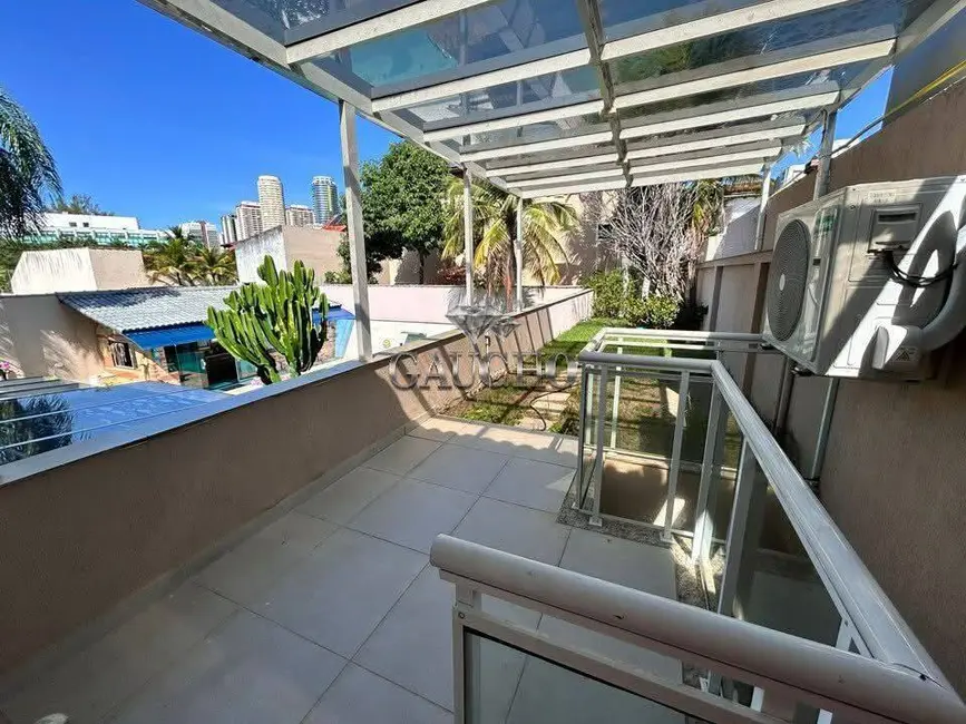 Casa com 5 quartos à venda, 720m2 em Barra da Tijuca, Rio De Janeiro - RJ - imagem 2 Foto 2 de Casa com 5 quartos à venda, 720m2 em Barra da Tijuca, Rio De Janeiro - RJ