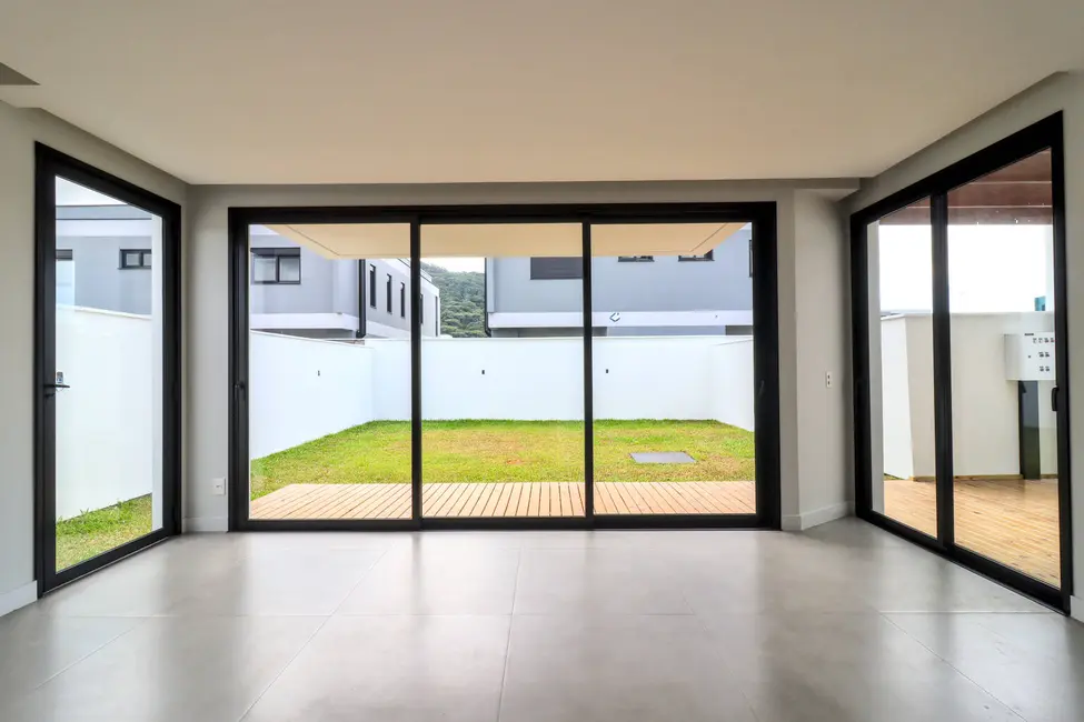 Foto 2 de Casa com 3 quartos à venda em Rio Tavares, Florianopolis - SC