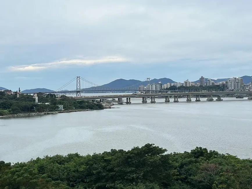 Foto 1 de Apartamento com 4 quartos para alugar, 138m2 em Coqueiros, Florianopolis - SC