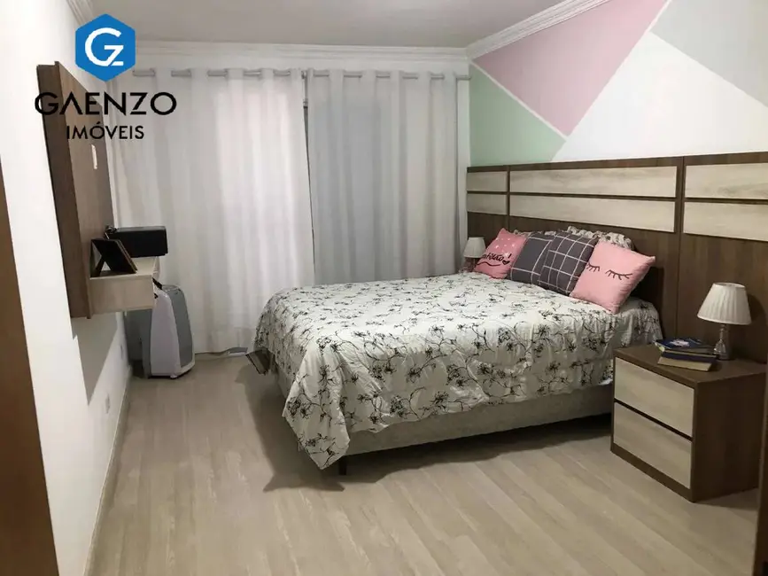 Sobrado com 3 quartos à venda, 225m2 em Cidade das Flores, Osasco - SP - imagem 3 Foto 3 de Sobrado com 3 quartos à venda, 225m2 em Cidade das Flores, Osasco - SP