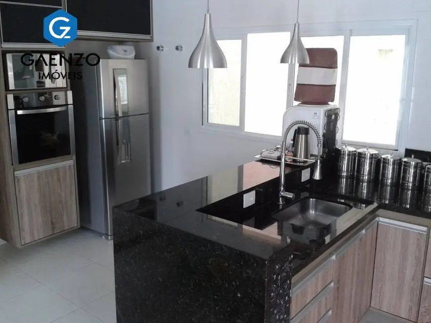 Casa de Condomínio com 3 quartos à venda, 375m2 em São Paulo II, Cotia - SP - imagem 2 Foto 2 de Casa de Condomínio com 3 quartos à venda, 375m2 em São Paulo II, Cotia - SP