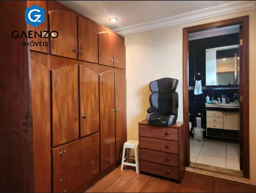 Sobrado com 3 quartos à venda, 203m2 em Quitaúna, Osasco - SP - imagem 8 Foto 8 de Sobrado com 3 quartos à venda, 203m2 em Quitaúna, Osasco - SP