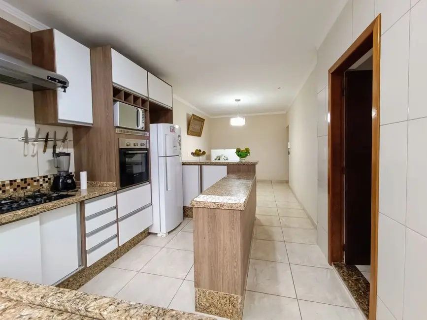 Foto 1 de Casa com 3 quartos à venda, 250m2 em Vila Suissa, Mogi Das Cruzes - SP