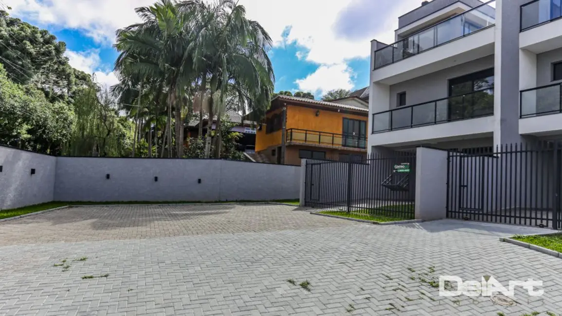 Sobrado com 3 quartos à venda, 160m2 em Bom Retiro, Curitiba - PR - imagem 2 Foto 2 de Sobrado com 3 quartos à venda, 160m2 em Bom Retiro, Curitiba - PR