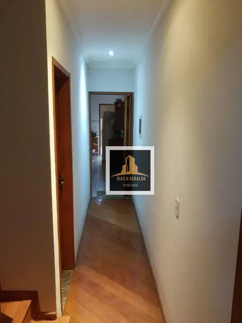 Sobrado com 3 quartos à venda, 250m2 em Sao Jose Dos Campos - SP - imagem 9 Foto 9 de Sobrado com 3 quartos à venda, 250m2 em Sao Jose Dos Campos - SP