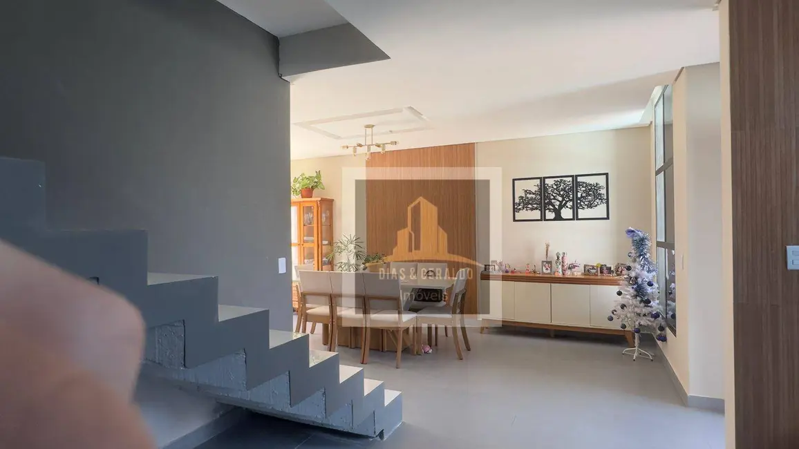 Sobrado com 3 quartos à venda, 175m2 em Sao Jose Dos Campos - SP - imagem 4 Foto 4 de Sobrado com 3 quartos à venda, 175m2 em Sao Jose Dos Campos - SP