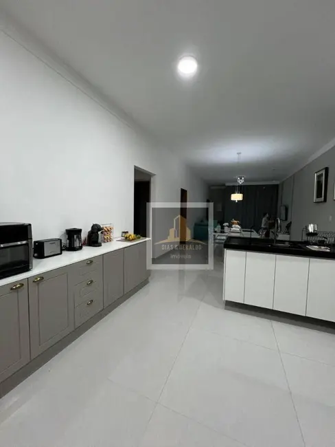 Foto 3 de Casa de Condomínio com 4 quartos à venda, 360m2 em Santa Luzia, Cacapava - SP