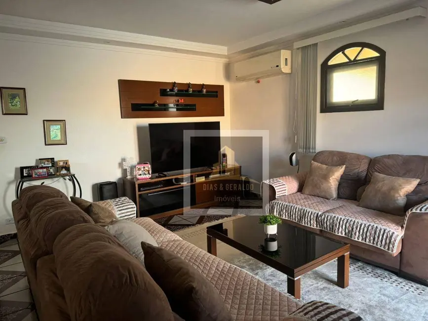 Foto 2 de Casa com 3 quartos à venda, 270m2 em Sao Jose Dos Campos - SP