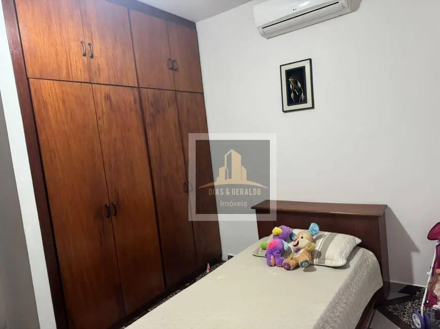 Casa com 3 quartos à venda, 270m2 em Sao Jose Dos Campos - SP - imagem 8 Foto 8 de Casa com 3 quartos à venda, 270m2 em Sao Jose Dos Campos - SP