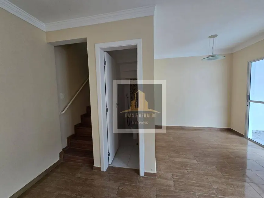 Sobrado com 3 quartos para alugar, 140m2 em Jacarei - SP - imagem 3 Foto 3 de Sobrado com 3 quartos para alugar, 140m2 em Jacarei - SP