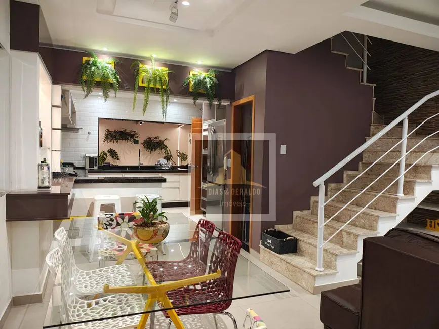 Sobrado com 3 quartos à venda, 392m2 em Vila Areao, Taubate - SP - imagem 3 Foto 3 de Sobrado com 3 quartos à venda, 392m2 em Vila Areao, Taubate - SP