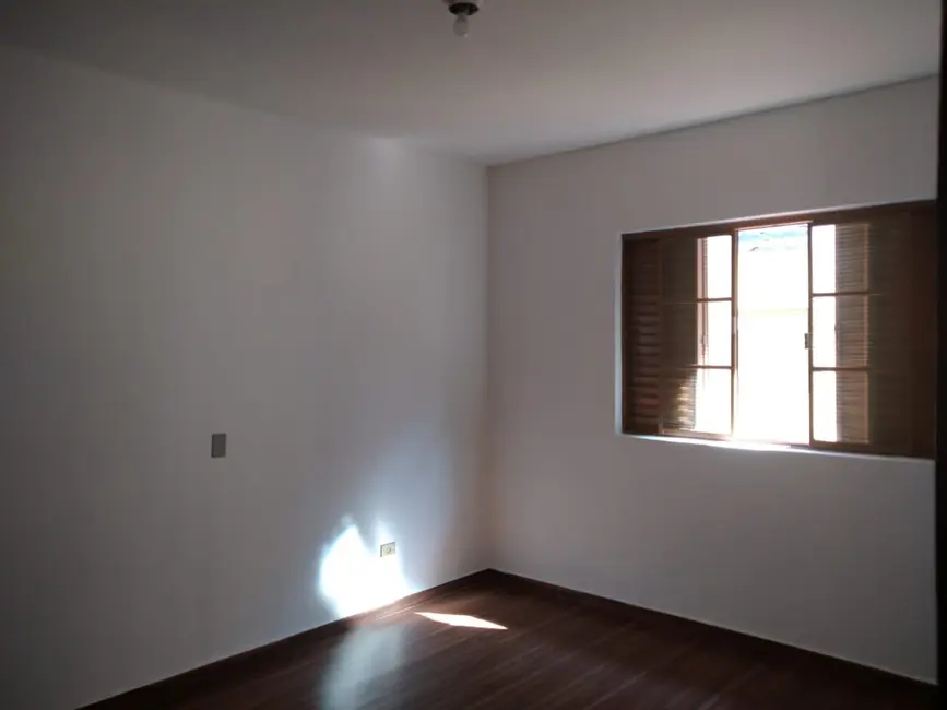 Casa com 2 quartos para alugar, 180m2 em Vila Jardini, Sorocaba - SP - imagem 9 Foto 9 de Casa com 2 quartos para alugar, 180m2 em Vila Jardini, Sorocaba - SP