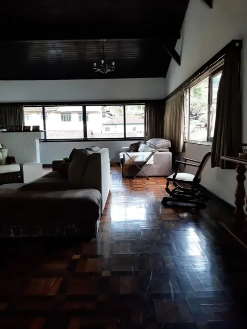 Foto 2 de Casa com 3 quartos à venda, 150m2 em Castelanea, Petropolis - RJ