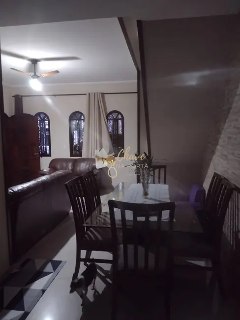 Sobrado com 3 quartos à venda, 230m2 em Parque Santa Teresa, Carapicuiba - SP - imagem 2 Foto 2 de Sobrado com 3 quartos à venda, 230m2 em Parque Santa Teresa, Carapicuiba - SP