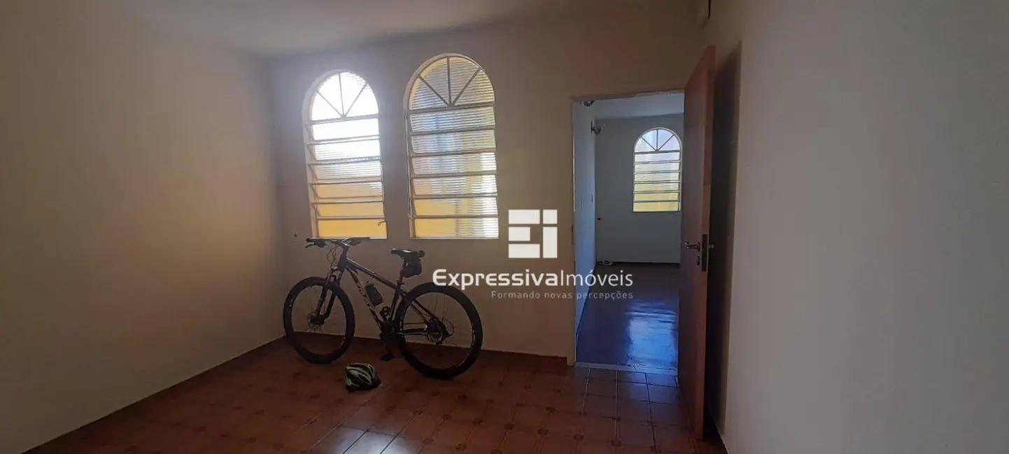 Casa com 3 quartos à venda, 300m2 em Centro, Itatiba - SP - imagem 4 Foto 4 de Casa com 3 quartos à venda, 300m2 em Centro, Itatiba - SP