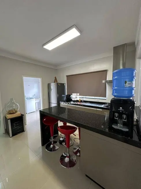 Foto 4 de Casa de Condomínio com 3 quartos à venda, 300m2 em Parque das Laranjeiras, Itatiba - SP