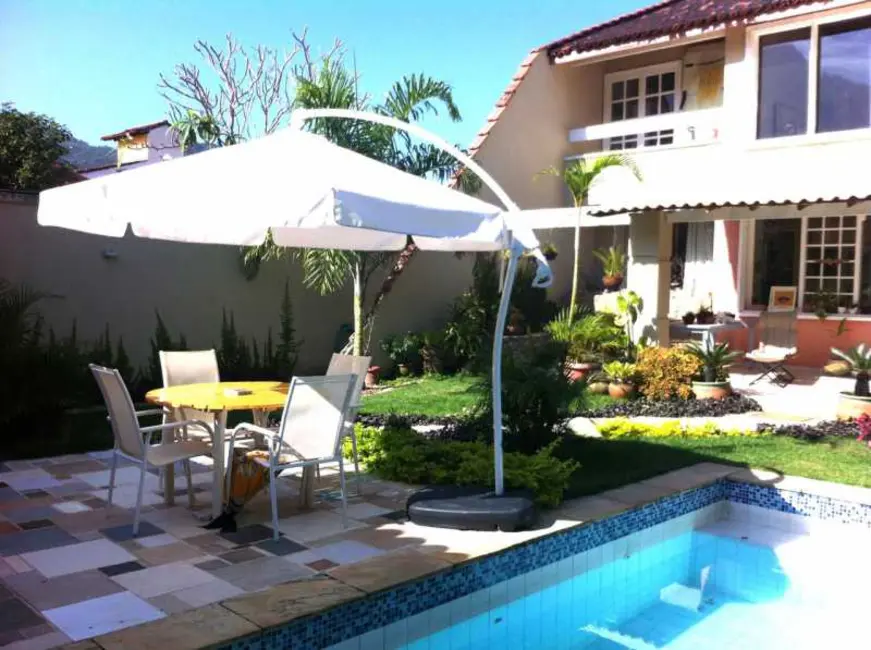 Foto 1 de Casa de Condomínio com 2 quartos à venda, 320m2 em Rio De Janeiro - RJ