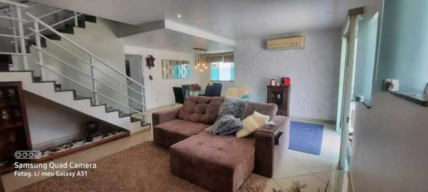 Casa de Condomínio com 3 quartos à venda, 205m2 em Rio De Janeiro - RJ - imagem 2 Foto 2 de Casa de Condomínio com 3 quartos à venda, 205m2 em Rio De Janeiro - RJ