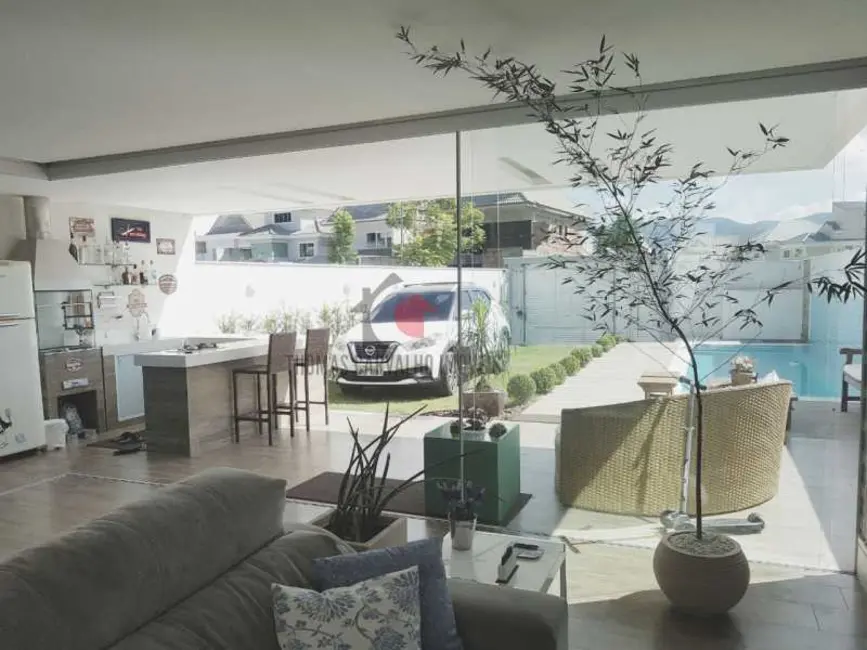 Casa de Condomínio com 6 quartos à venda, 355m2 em Rio De Janeiro - RJ - imagem 4 Foto 4 de Casa de Condomínio com 6 quartos à venda, 355m2 em Rio De Janeiro - RJ