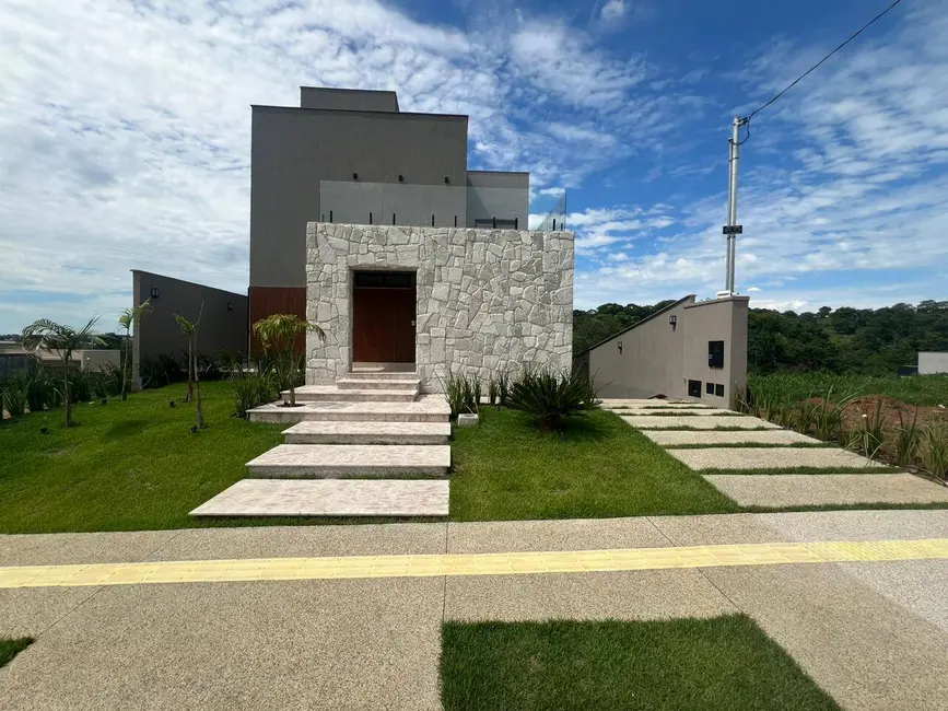 Casa com 3 quartos à venda, 254m2 em Senador Canedo - GO - imagem 1 Foto 1 de Casa com 3 quartos à venda, 254m2 em Senador Canedo - GO