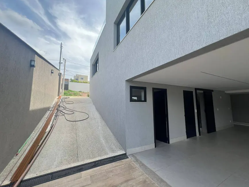 Casa com 3 quartos à venda, 254m2 em Senador Canedo - GO - imagem 3 Foto 3 de Casa com 3 quartos à venda, 254m2 em Senador Canedo - GO