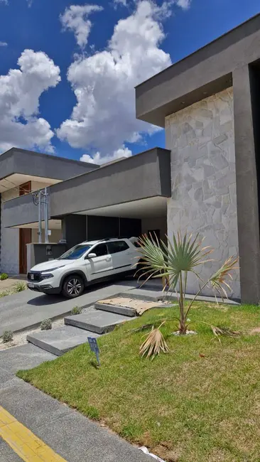 Casa com 3 quartos à venda, 168m2 em Senador Canedo - GO - imagem 1 Foto 1 de Casa com 3 quartos à venda, 168m2 em Senador Canedo - GO