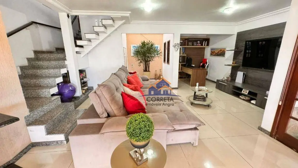 Casa com 4 quartos à venda, 534m2 em Parque das Palmeiras, Angra Dos Reis - RJ - imagem 9 Foto 9 de Casa com 4 quartos à venda, 534m2 em Parque das Palmeiras, Angra Dos Reis - RJ