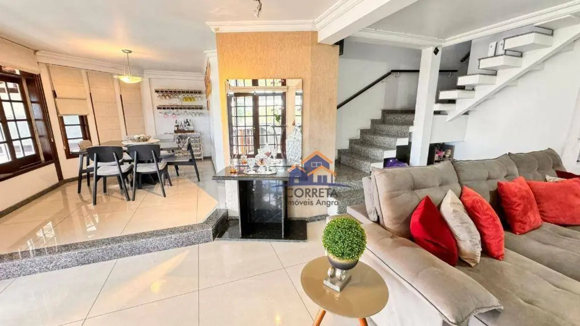 Casa com 4 quartos à venda, 534m2 em Parque das Palmeiras, Angra Dos Reis - RJ - imagem 8 Foto 8 de Casa com 4 quartos à venda, 534m2 em Parque das Palmeiras, Angra Dos Reis - RJ