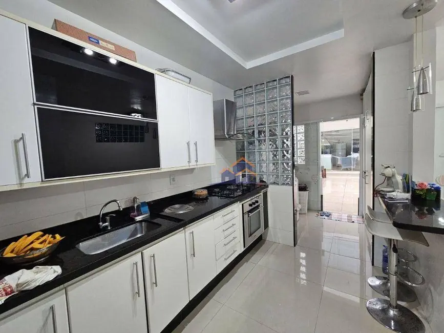 Casa com 4 quartos à venda, 180m2 em Praia da Ribeira (Cunhambebe), Angra Dos Reis - RJ - imagem 5 Foto 5 de Casa com 4 quartos à venda, 180m2 em Praia da Ribeira (Cunhambebe), Angra Dos Reis - RJ