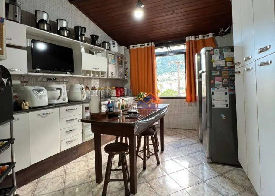 Foto 6 de Casa com 8 quartos à venda, 400m2 em Parque das Palmeiras, Angra Dos Reis - RJ