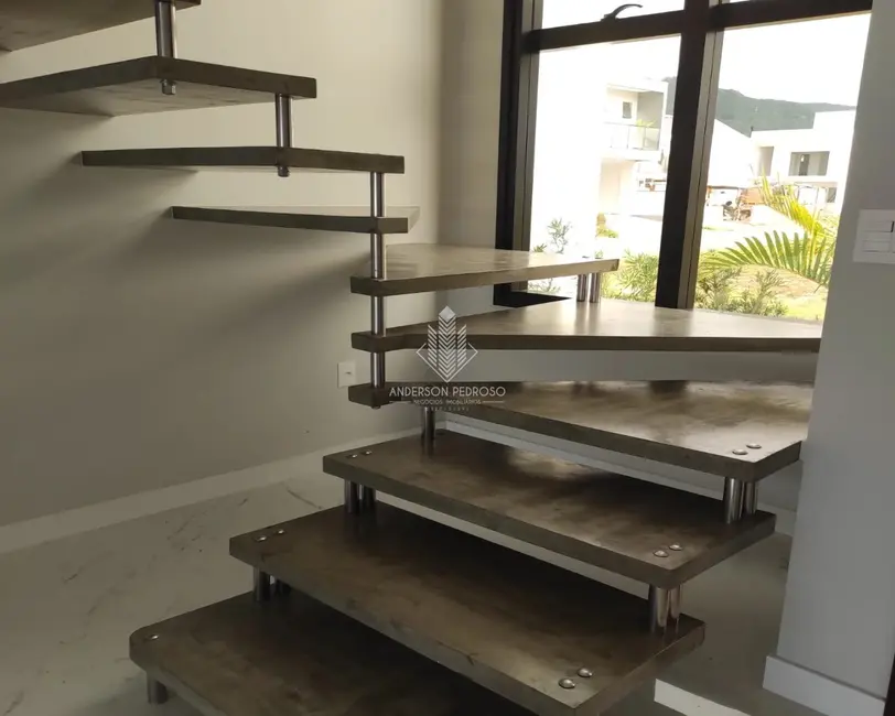 Casa com 3 quartos à venda, 160m2 em Centro, Biguacu - SC - imagem 2 Foto 2 de Casa com 3 quartos à venda, 160m2 em Centro, Biguacu - SC