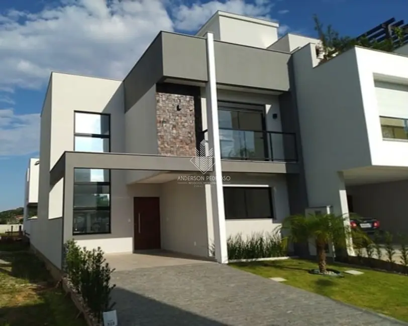 Casa com 3 quartos à venda, 151m2 em Centro, Biguacu - SC - imagem 2 Foto 2 de Casa com 3 quartos à venda, 151m2 em Centro, Biguacu - SC