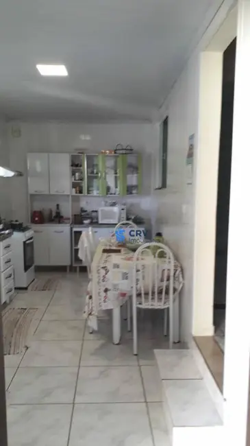 Casa com 3 quartos à venda, 250m2 em Maringá, Londrina - PR - imagem 4 Foto 4 de Casa com 3 quartos à venda, 250m2 em Maringá, Londrina - PR