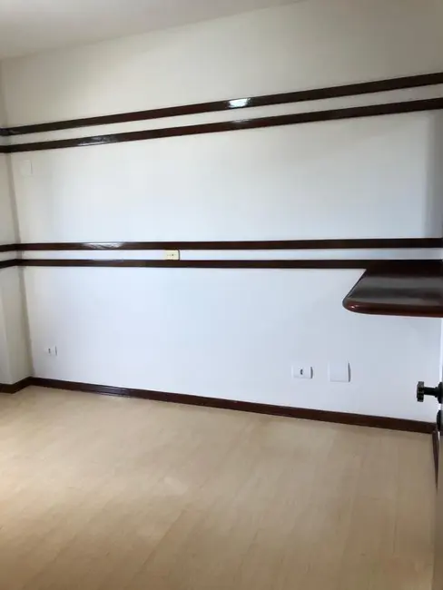 Apartamento com 3 quartos à venda, 155m2 em Centro, Londrina - PR - imagem 8 Foto 8 de Apartamento com 3 quartos à venda, 155m2 em Centro, Londrina - PR